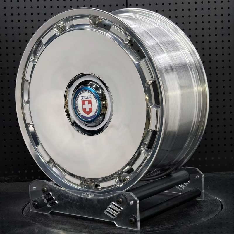 XL-MONO-SERIES-009 Stepped Lip and Disc Craftsmanship XL MONO SERIES-009 aerospace 6061-T6 aluminum forged rim displaying stepped lip and reflective solid center disc