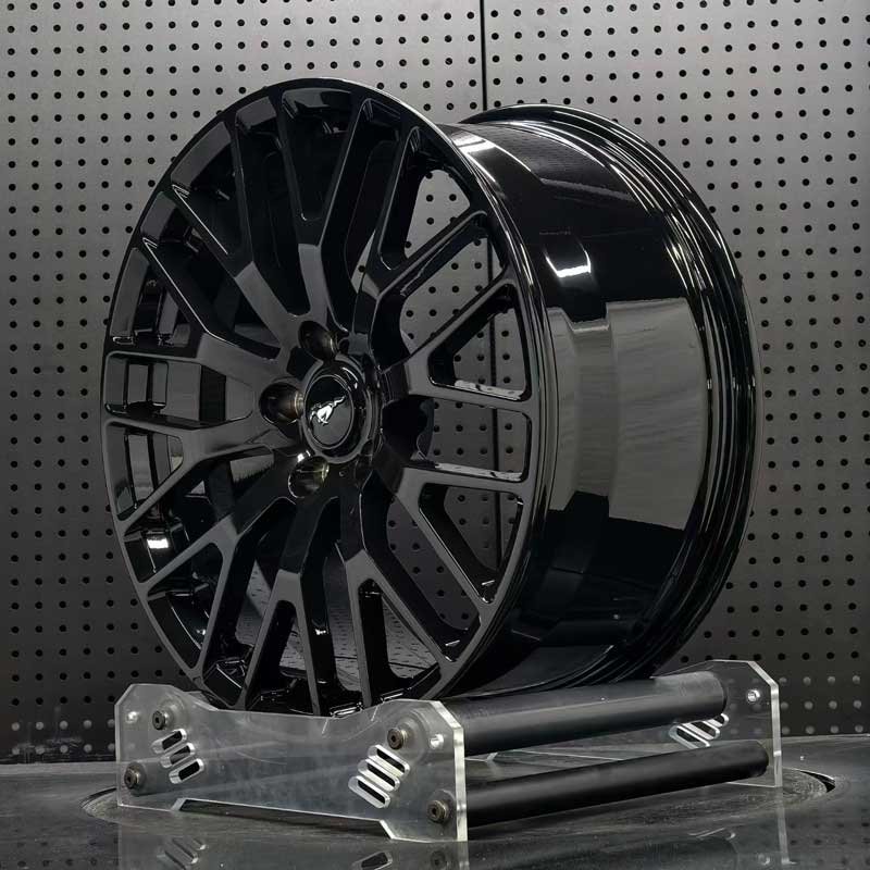 XL-MONO-SERIES-021 Spoke Geometry and Finish Detail XL MONO SERIES-021 aerospace 6061-T6 aluminum forged rim displaying gloss black spoke contours and brake cooling ventilation