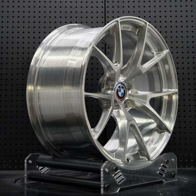 XL-MONO-SERIES-024 Spoke Rigidity and Brushed Finish Detail XL MONO SERIES-024 aerospace 6061-T6 aluminum forged wheel showing brushed aluminum grain and I-beam spoke pocketing