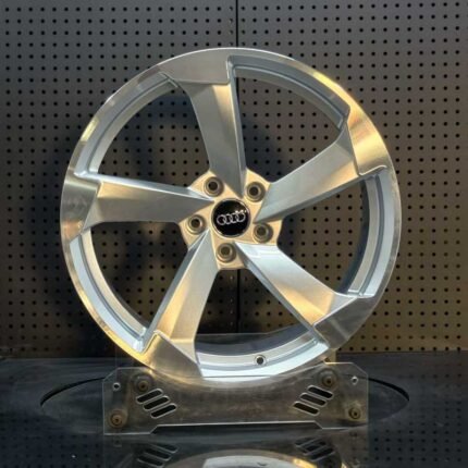XL MONO SERIES-026 metallic silver directional blade 5-spoke monoblock forged wheel front face with Audi center cap for RS models