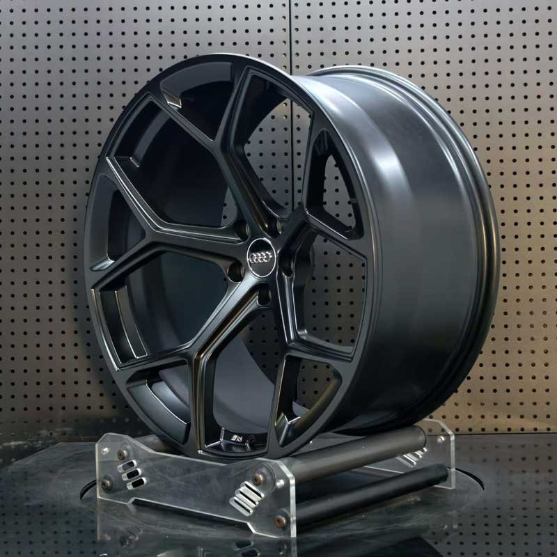 XL-MONO-SERIES-032 Spoke Geometry & RS Badge Craftsmanship Detail XL MONO SERIES-032 aerospace 6061-T6 forged rim displaying geometric 5-Y-spoke milling and RS badge detail