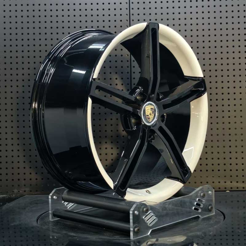 XL-MONO-SERIES-033 Spoke Groove & White Lip Craftsmanship Detail XL MONO SERIES-033 aerospace 6061-T6 forged rim displaying gloss black spoke channel and white perimeter ring detail