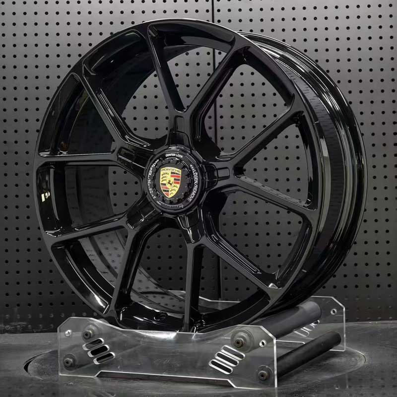 XL-MONO-SERIES-036 Spoke Geometry & Center-Lock Detail XL MONO SERIES-036 aerospace 6061-T6 forged rim displaying split Y-spoke contours and center lock nut detail